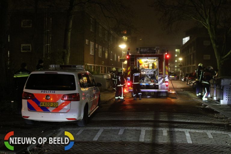 Brandweer bekogeld met zwaar vuurwerk tijdens bluswerkzaamheden Antillenstraat Leiden