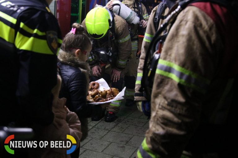 Brandweerman gewond bij grote brand in woning Koolzaadstraat Rotterdam