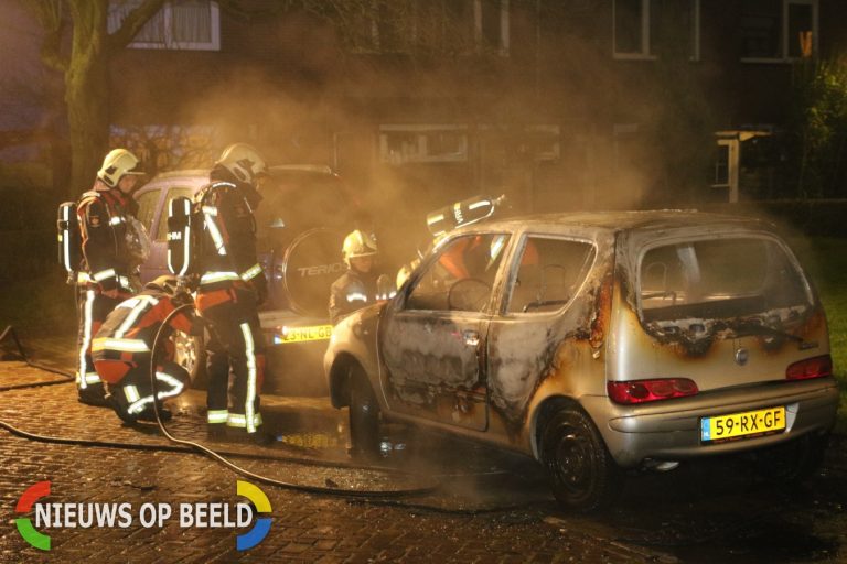 Auto verwoest door brand Boshuizerkade Leiden