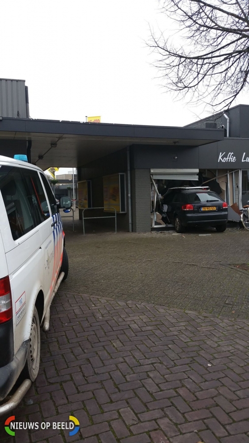 Boze man rijdt lunchroom binnen Damplein Dordrecht