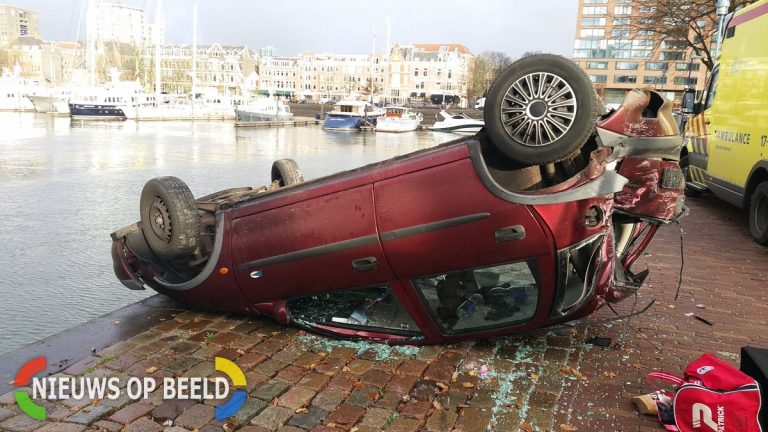 Auto over de kop Maasboulevard Rotterdam