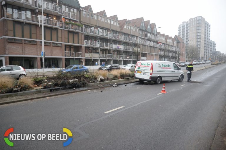 Bestuurder bestelbus rijdt volledige bloembak aan gort Pompenburg Rotterdam