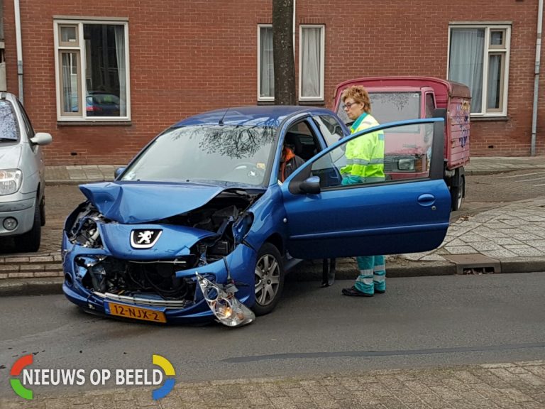 Gewonde na frontale aanrijding Zevenkampse Ring Rotterdam