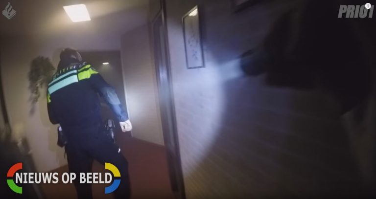Politie Rijswijk laat u meekijken bij een felle brand in een serviceflat (video)