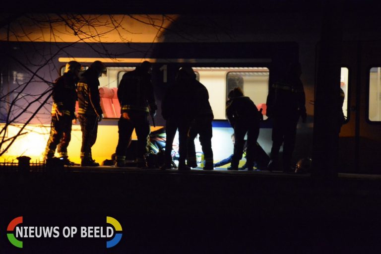 Persoon onder trein Centraal Station Gouda