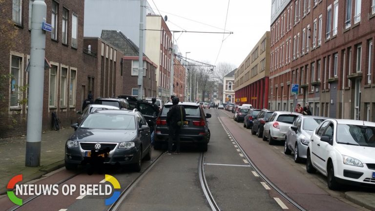 Arrestatieteam valt woning binnen na vuurwapenmelding Pijperstraat Rotterdam