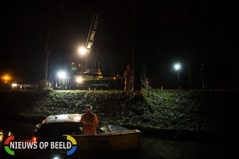 Automobilist te water door glad wegdek Westerpark Zoetermeer