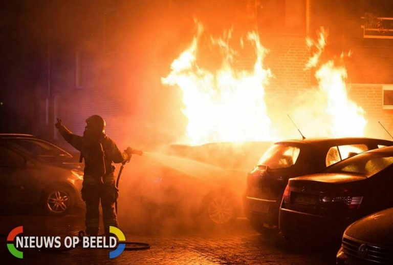 Auto verwoest door brand Engelsetuin Zwijndrecht