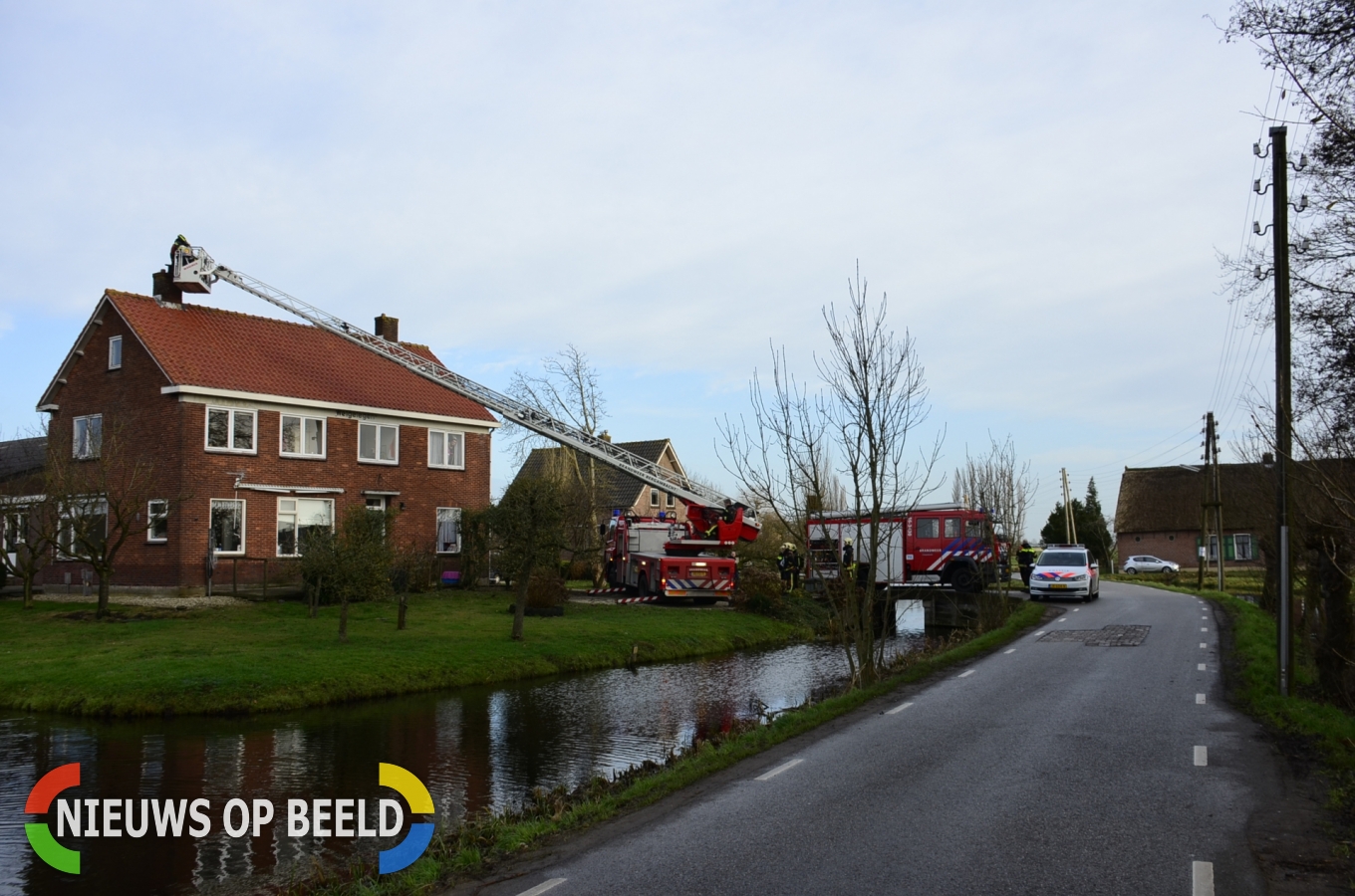 rukt uit voor oververhitte kap van schoorsteen, Tussenlanen in Bergambacht