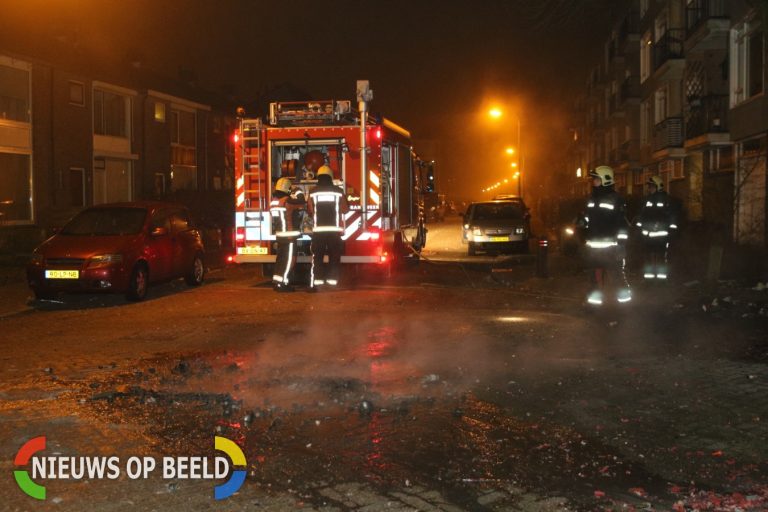 Brandweer blust brandjes in container Rembrandtlaan Voorschoten