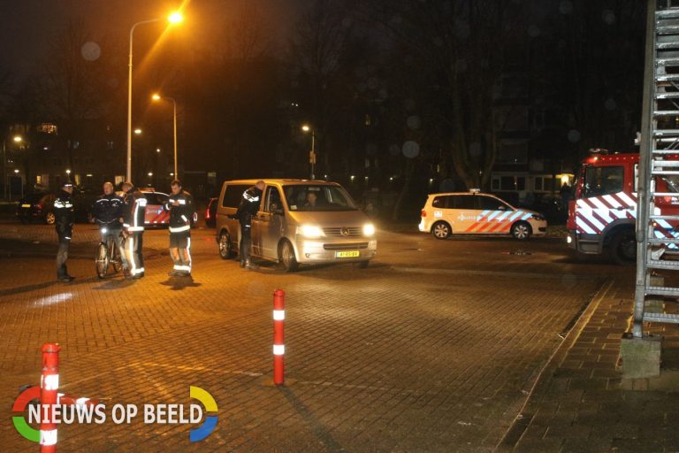 Brandweer doet onderzoek naar mogelijke brand in sportcomplex De Zijl Paramaribostraat Leiden