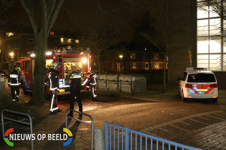 Brandweer blust smeulende kerstbomen in bossage Antillenstraat Leiden