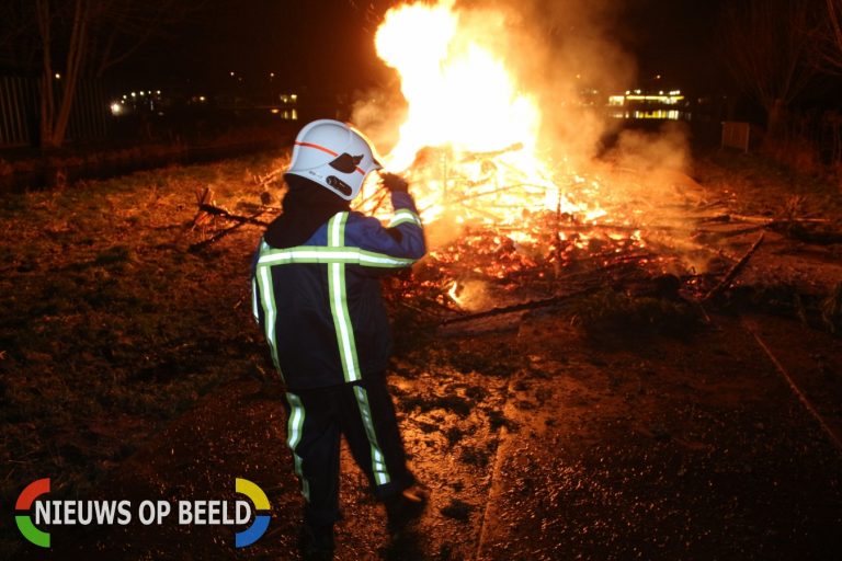 Kerstboomverbranding druk bezocht Zwanenkade Krimpen aan den IJssel