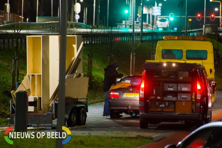 Politie onderzoekt verdachte verlaten auto met aanhanger nabij vliegveld Doenkade Rotterdam