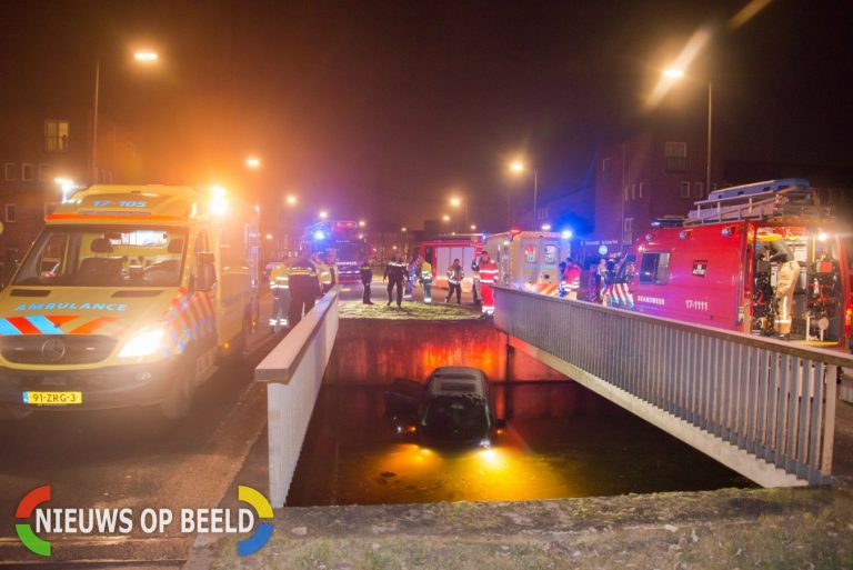 Moeder en kind met auto te water Laan van Magisch Realisme Rotterdam