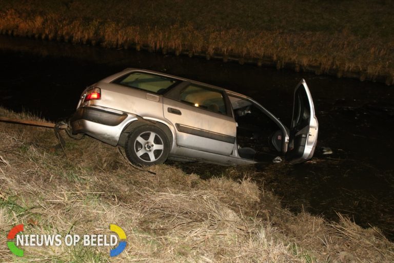 Twee voertuigen belanden op elkaar in sloot na ongeval Rijksweg A4 Nieuw-Vennep