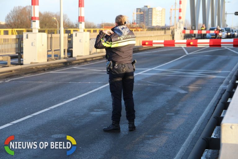 Grote verkeerschaos door defecte slagbomen Algerabrug Capelle aan den IJssel (video)