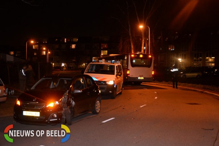 Gewonde na aanrijding tussen stadsbus en auto Operalaan Capelle aan den IJssel