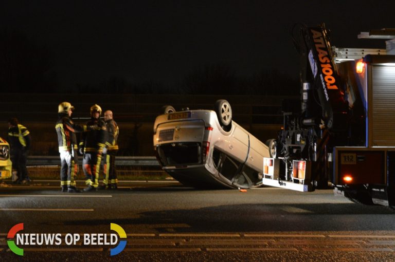 Auto op zijn kop na aanrijding tussen meerdere voertuigen Rijksweg A12 Waddinxveen