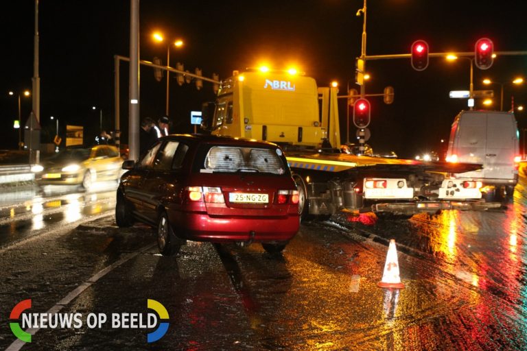 Auto botst tegen paal Lammenschansplein Leiden