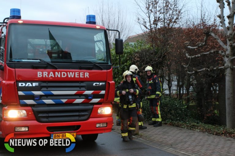 Brandweer doet onderzoek naar brand in schoorsteen Kerkstraat Hoogmade