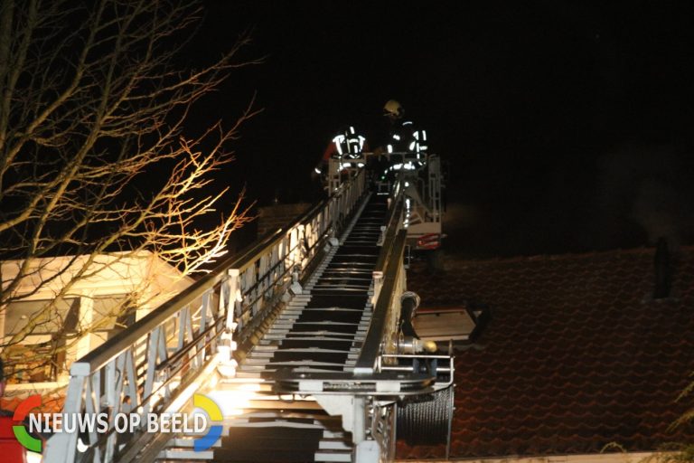Brandweer blust brandende resten uit schoorsteen Melchior Treublaan Leiden