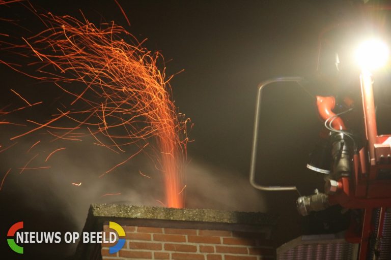 Vonkenregen bij brand in schoorsteen Gruttosingel Capelle aan den IJssel (video)