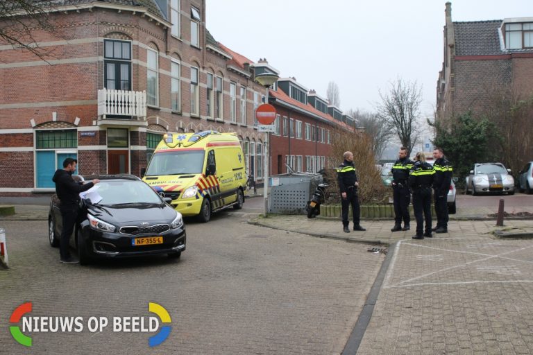Scooterrijder lichtgewond na botsing met personenauto Decimastraat Leiden