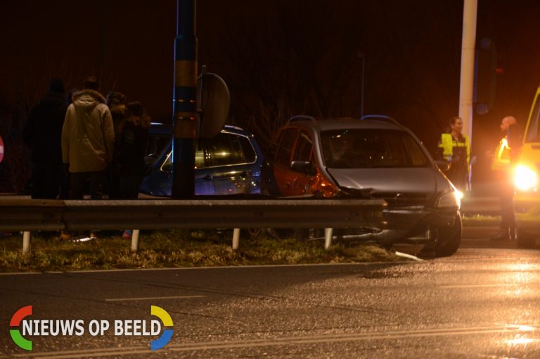 Flinke schade bij ongeval tussen twee personenauto’s Oostweg Zoetermeer