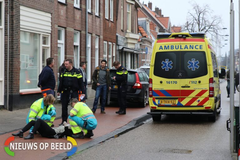 Fietsster geschept door personenauto Lage Rijndijk Leiden