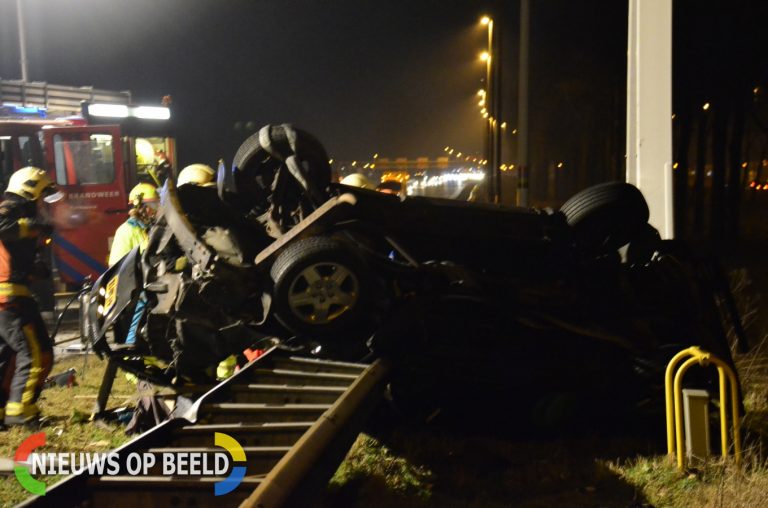 Auto belandt op zijn kant tegen verkeersportaal, 1 zwaargewonde A12 Reeuwijk