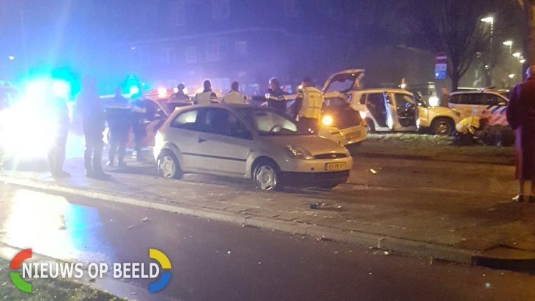 Politievoertuig rijdt frontaal tegen verdachte bij achtervolging Burg Knappertlaan Schiedam