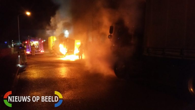 Vrachtwagen en bestelbus in brand gestoken in Ermelo
