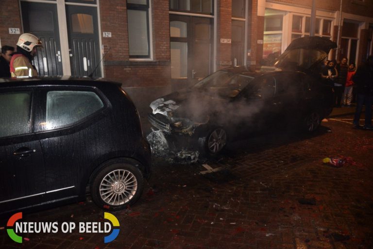 Motorruimte van auto brandt volledig uit Hoyledestraat Rotterdam
