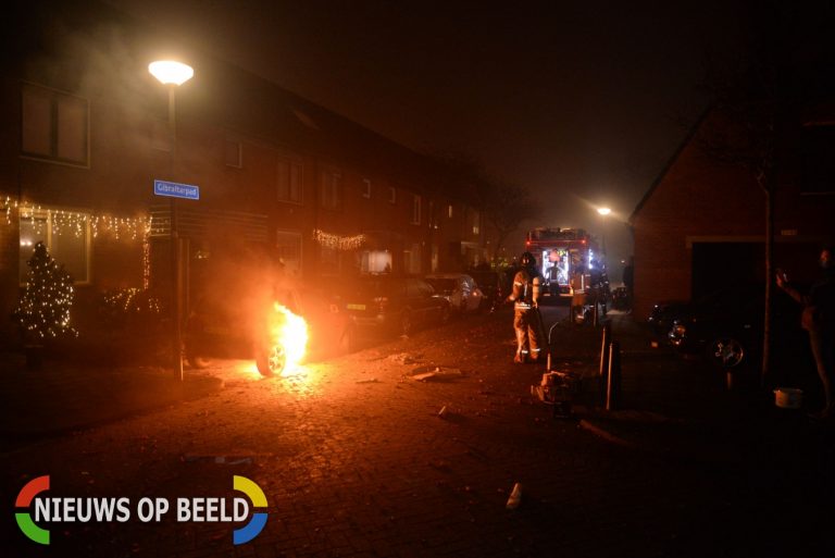 Benzinetank van auto vat vlam door vuurwerk Gibraltarpad Rotterdam
