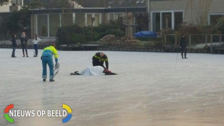Hulpverleners halen gewonde schaatser van het ijs Boksdoorn Krimpen aan den IJssel