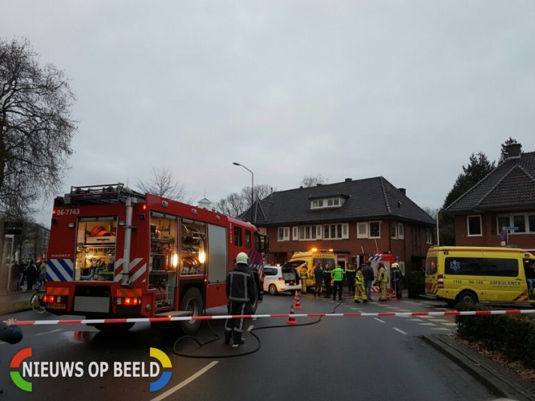 Brandweervoertuig kantelt tijdens spoedrit en ramt gevel van woning in Teuge