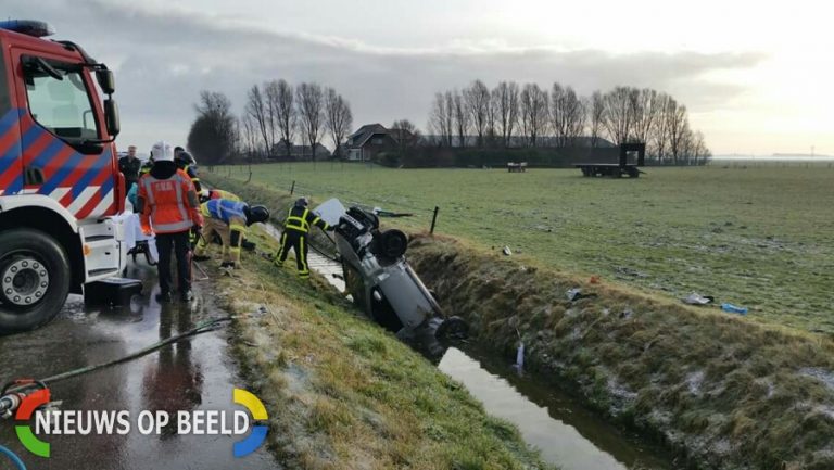 Automobilist raakt van de weg door gladheid Hoekseweg Strijen