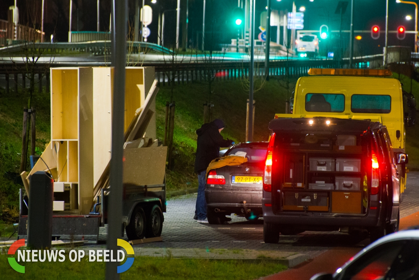 onderzoekt verdachte verlaten auto met aanhanger nabij vliegveld, Doenkade in Rotterdam