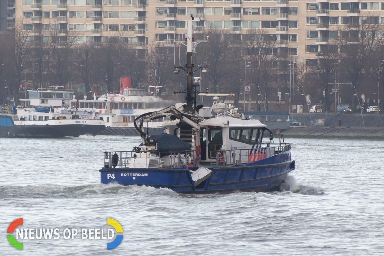 Voorbijgangers vinden stoffelijk overschot in de Nieuwe Maas, Buitenbassinweg in Rotterdam