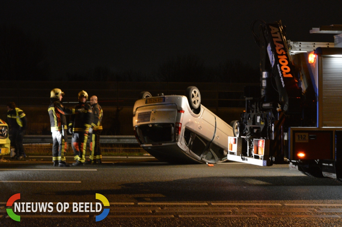 Auto op zijn kop na aanrijding tussen meerdere voertuigen, Rijksweg A12 in Waddinxveen