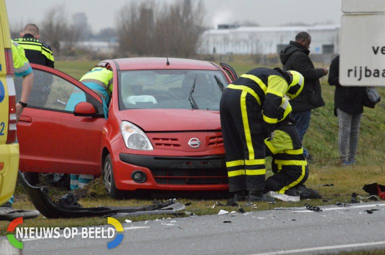 Twee gewonden en veel schade frontale aanrijding N470 Delfgauw