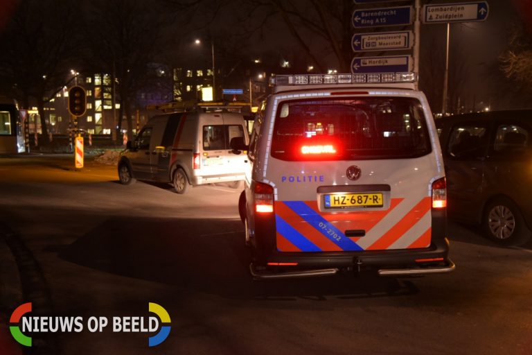 Auto zwaar beschadigd na botsing met tram Kreekhuizenplein Rotterdam