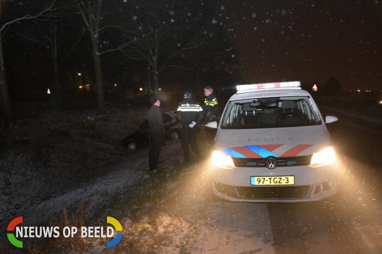Auto komt in greppel terecht door gladheid Achterzeedijk Barendrecht