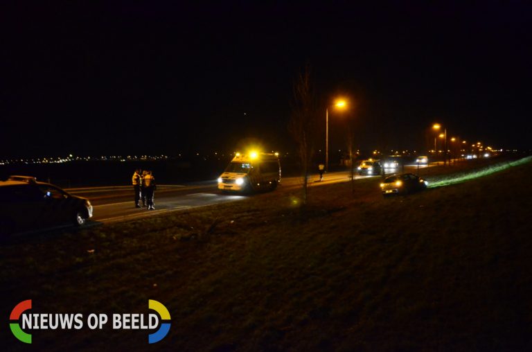 Auto belandt in berm en raakt daarbij twee bomen N207 Gouda