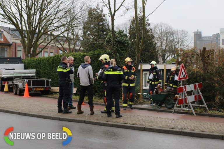 Gaslek bij woonboot door werkzaamheden Herensingel Leiden