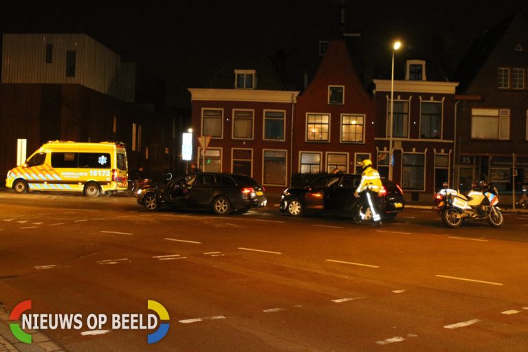 Kop-staartbotsing tussen twee voertuigen Lammermarkt Leiden