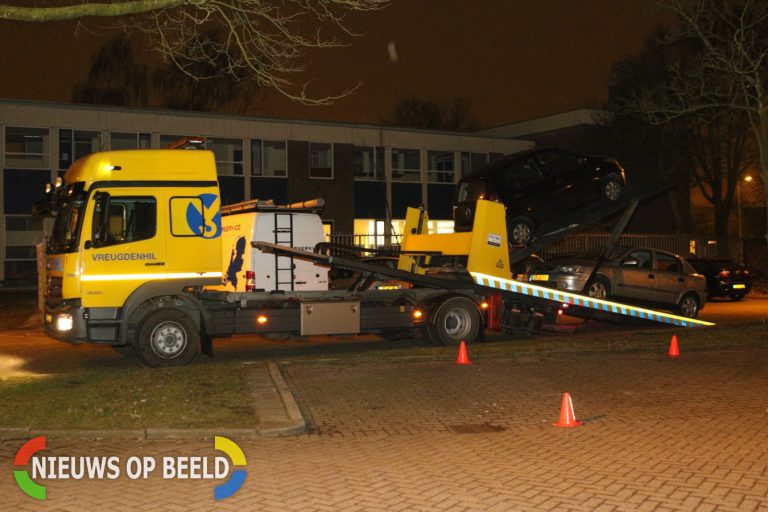 Aanhouding bij grote verkeerscontrole van de politie en de belastingdienst Paramaribohof Leiden