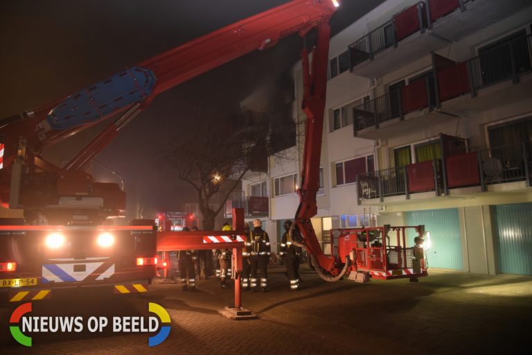 Portiekwoning verwoest door uitslaande brand Schakelweg Hoogvliet