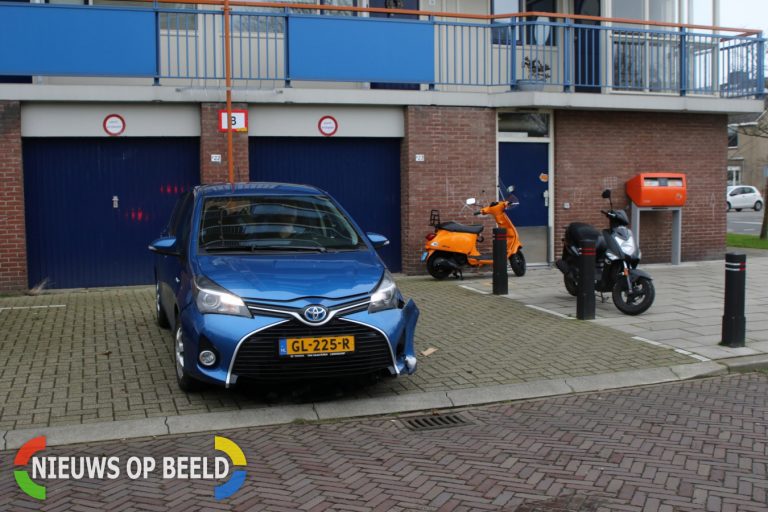 Bestuurder botst op meerdere plaaltjes Vronkenlaan Leiderdorp